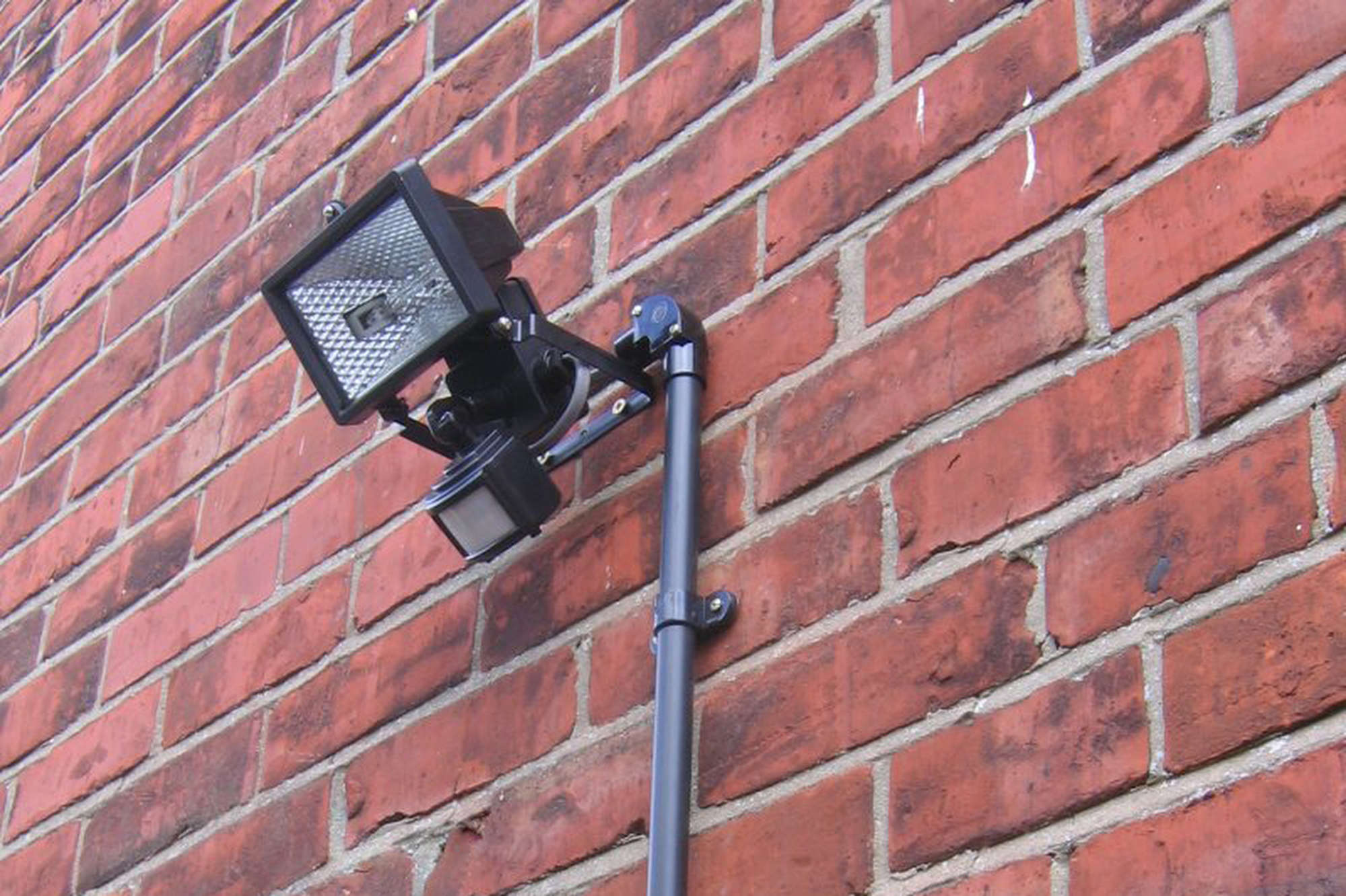 PIR Security Floodlight 240V Black 400W Mr Resistor Lighting