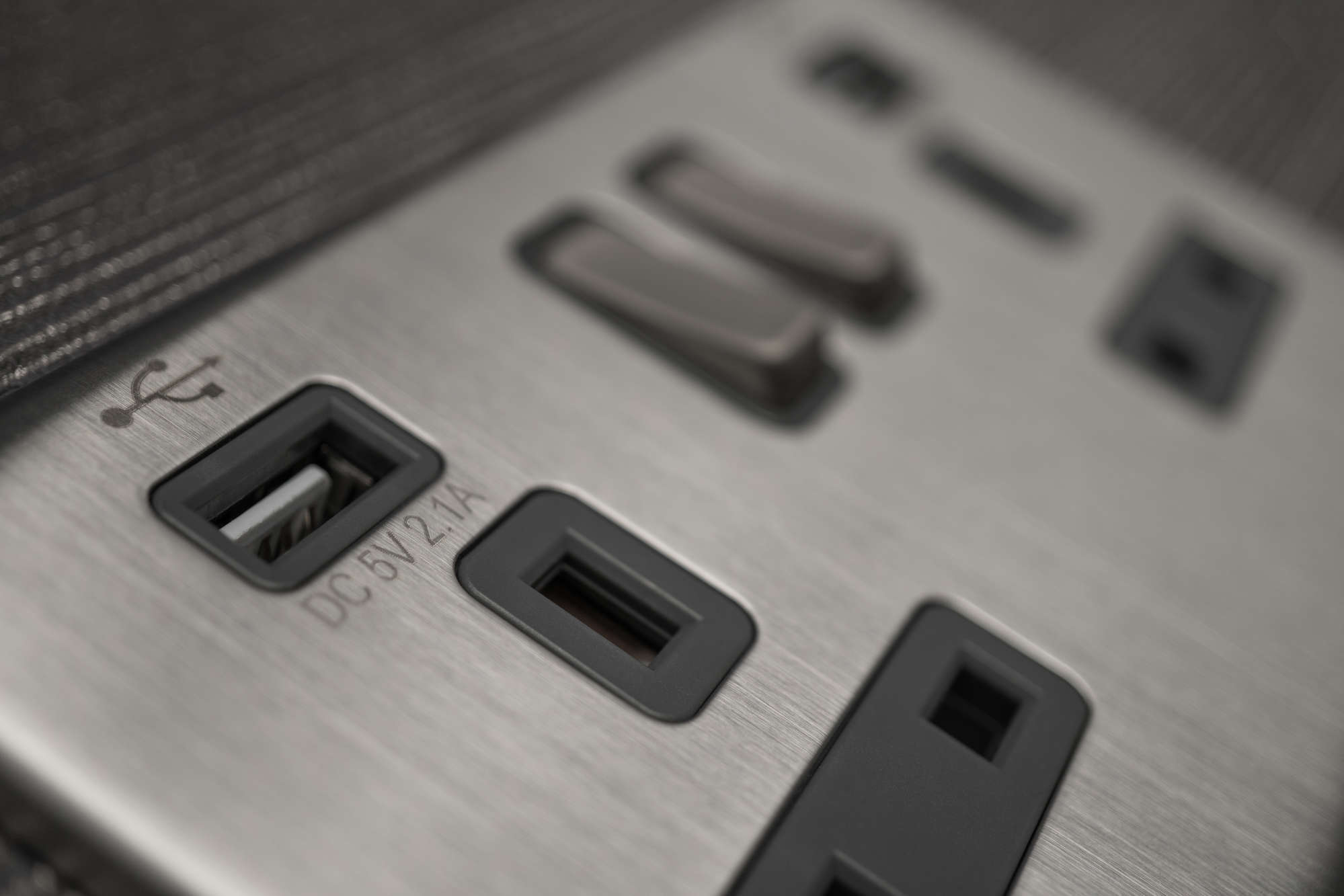 Wall Socket + USB Screwless 2 gang 13 amp switched socket outlet ...