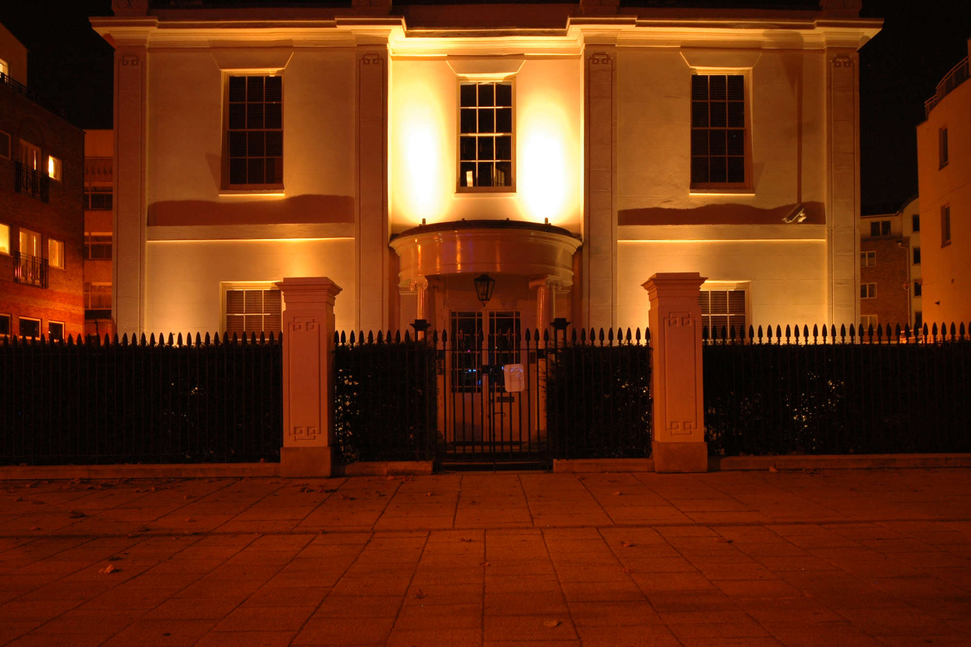 Smooth Pillar Up & Down Light 240V Black 2 x 35W | Mr Resistor Lighting