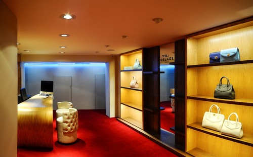 Dynamic white led strip in shelving