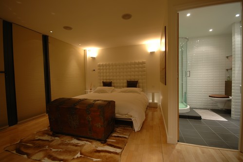 Wall washing uplight and low level