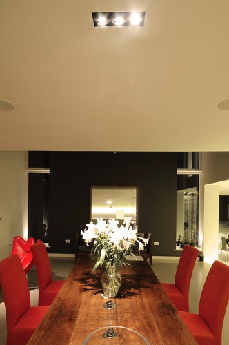 Trimless grid downlight on table