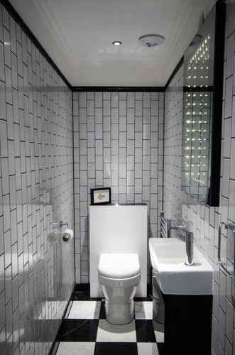 Effect mirror in bathroom