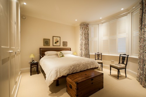 Trimless round downlights in bedroom