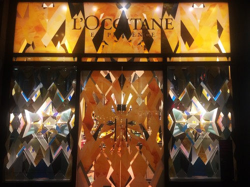 L Occitane window display lighting