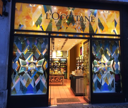 L Occitane window display lighting