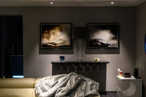 Adjustable downlights lighting paintings