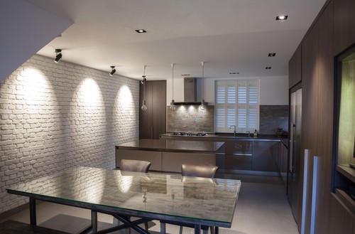 Highlighting feature wall with theatre spotlights