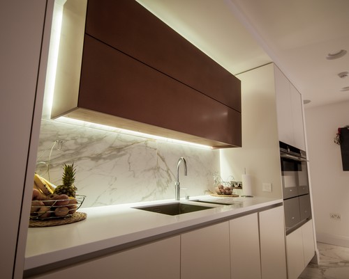 Kitchen cabinet with LED tape and a Maxi extrusion 