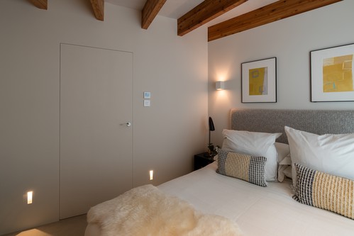 Plaster wall light and plaster in low level lights in de bedroom. 